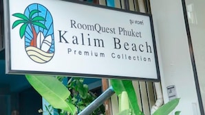Panneau indiquant l’emplacement de RoomQuest Phuket Kalim Beach Premium Collection.