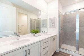 Shower, hair dryer, towels - Reunion's Galactic Getaway-TT449 (Kissimmee)