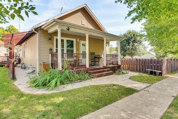 DePue Vacation Rental | 2BR | 1BA | 986 Sq Ft | Stairs Required