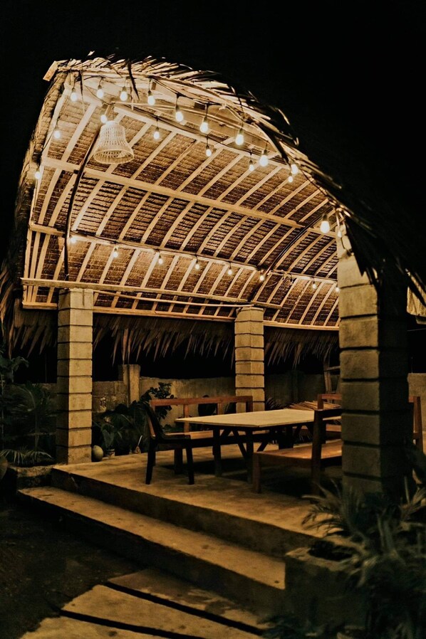 Outdoor dining - Family & Friends Suite (8 single beds, bunk beds) (General Luna)