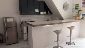 Stovetop, dishwasher, electric kettle, coffee grinder