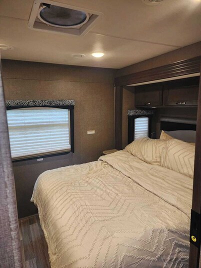 Cozy RV with AC and WiFi in Serene Pierceton Yogi Bear Jellystone Park