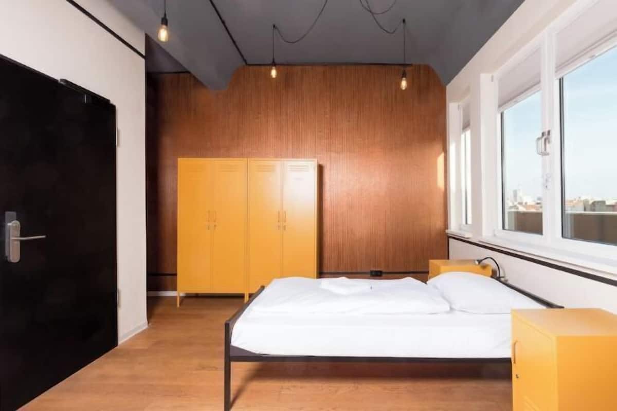 Hypo-allergenic bedding, desk, free WiFi, bed sheets