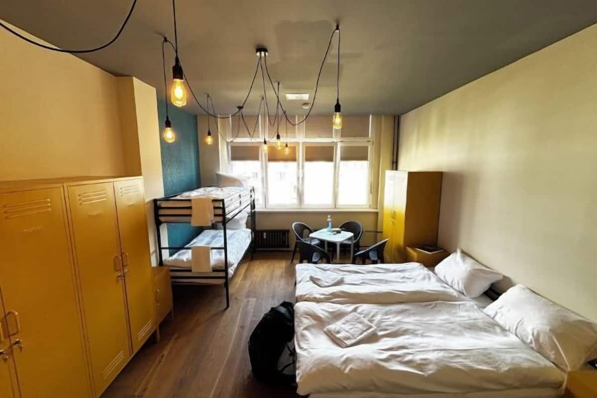 Hypo-allergenic bedding, desk, free WiFi, bed sheets