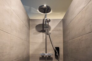 Regadera y papel de baño 