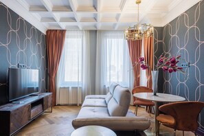 Standard Apartment | Living area | 48-inch Smart TV with cable channels, Netflix, streaming services - Highline Downtown Aparthotel (Bucharest)