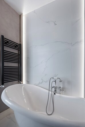 Deluxe Double Room | Bathroom | Shower, rainfall showerhead, free toiletries, hair dryer - Highline Downtown Aparthotel (Bucharest)