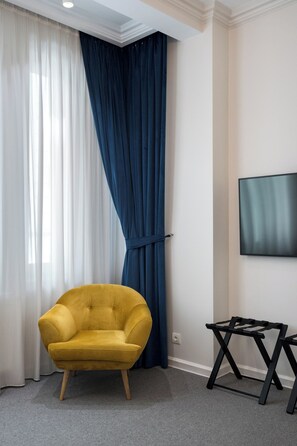 Kamar Double Deluks | Seprai premium, selimut bulu angsa, busa memori, dan meja kerja