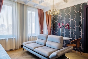 Appartement Standard | Aire de séjour | Téléviseur connecté de 48 po avec télévision par cùble, Netflix