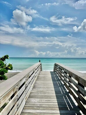 Jupiter Beach is 15 Min Drive - POSHPADZ Hideaway Villa 2 bed 2 bath PGA National Close to Beaches-Sleeps 5 (Palm Beach Gardens)