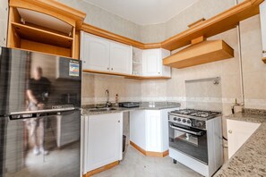 Réfrigérateur, vaisselle et ustensiles, table de salle à manger