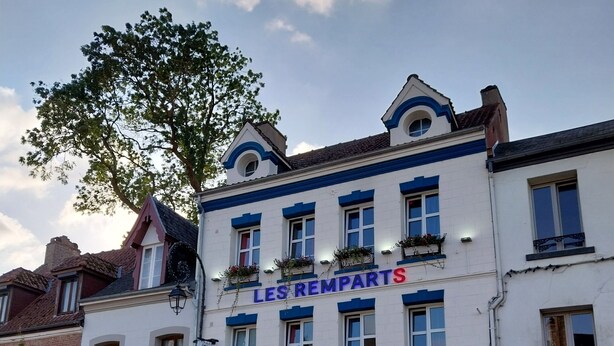 Un edificio con un letrero que dice "LES REMPARTS", indicando un bar y restaurante.
