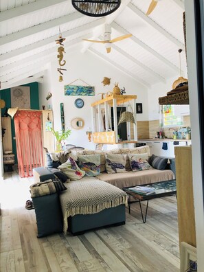 Smart TV, books, stereo