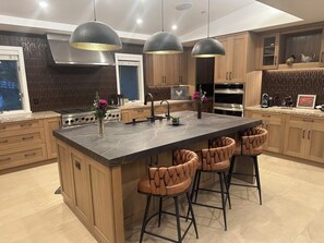 Fridge, microwave, oven, stovetop - Luxurious 6+ bedroom 7.5 bath nature retreat in charming Camarillo (Camarillo)