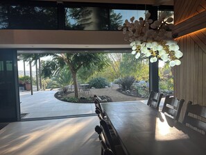 Dining - Luxurious 6+ bedroom 7.5 bath nature retreat in charming Camarillo (Camarillo)