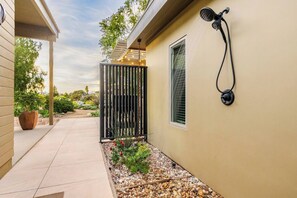 Terrace/patio - Luxurious 6+ bedroom 7.5 bath nature retreat in charming Camarillo (Camarillo)