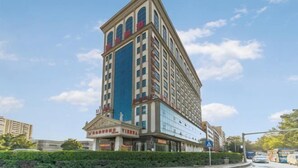 Ein mehrstöckiges Hotel mit einer klassischen Fassade, großen Fenstern und einem markanten Eingang.