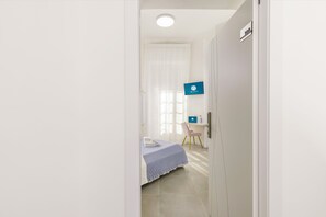 Kahden hengen comfort-huone, parveke, kaupunkinäköala | Minibaari, tallelokero huoneessa, työpöytä
