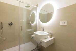 Deluxe Double Room, Balcony, City View | Bathroom | Shower, hair dryer, towels, soap - Maddalena Rooms - Eja Sardinia (Cagliari)