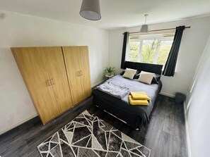 2 chambres, fer et planche à repasser, Wi-Fi gratuit, draps fournis