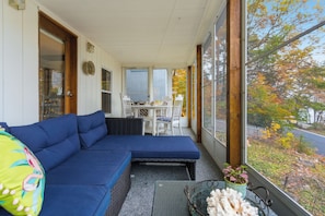 TV, books - Lakeview, quiet, family, pets, boat slip, beach, trails, skiing, adventures (Alton)