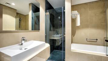 Badewanne und Dusche (separat), Regendusche, kostenlose Toilettenartikel