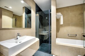 Badewanne und Dusche (separat), Regendusche, kostenlose Toilettenartikel