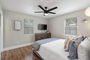 4 dormitoris, planxa i posts de planxar i un bressol de viatge 