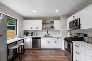 Frigorífic, microones, forn i placa de cuina 