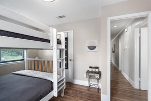 4 makuuhuonetta, silitysrauta/-lauta, vauvan matkasänky, ilmainen Wi-Fi