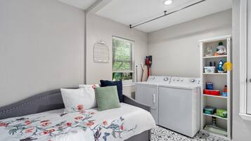 4 間睡房、熨斗/熨衫板、可攜式嬰兒床、免費 Wi-Fi