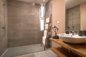 Douche, sèche-cheveux, serviettes fournies, savon
