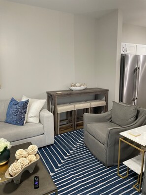 Living area - Beautiful 4-bedroom 4.5 bath Condo Less than 2 miles from Campus and the Square (Oxford)