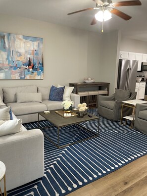 Living area - Beautiful 4-bedroom 4.5 bath Condo Less than 2 miles from Campus and the Square (Oxford)