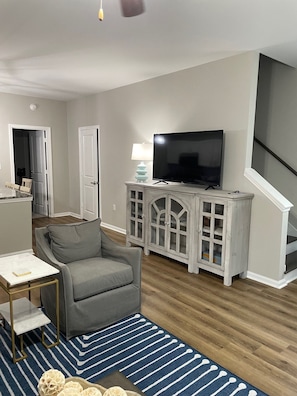 Living area - Beautiful 4-bedroom 4.5 bath Condo Less than 2 miles from Campus and the Square (Oxford)