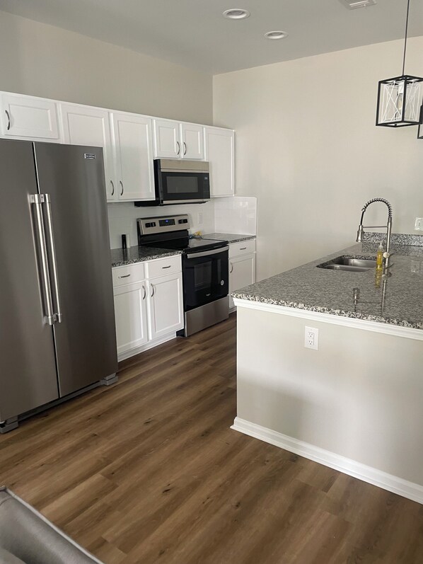 Private kitchen - Beautiful 4-bedroom 4.5 bath Condo Less than 2 miles from Campus and the Square (Oxford)