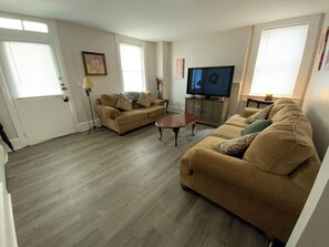 Smart TV, DVD player, books, stereo - Spacious 4 bedroom house with 2 and a half baths in Kennedyville, Maryland. (Kennedyville)