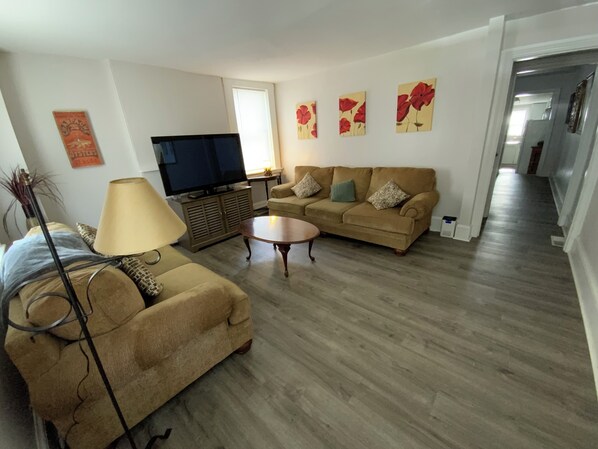 TV connectée, lecteur de DVD, livres, chaîne hi-fi