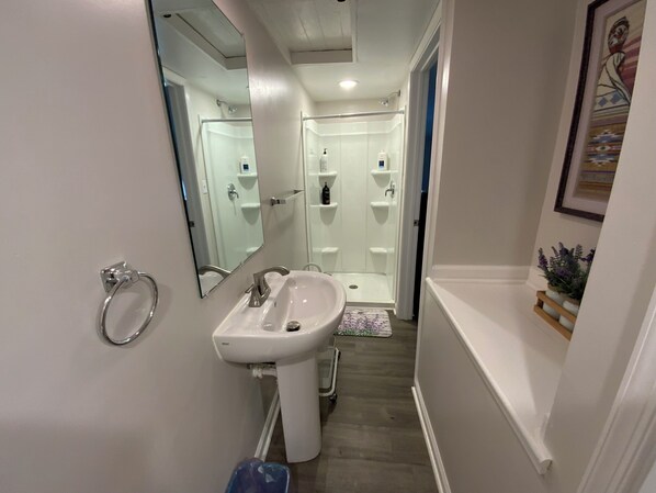 Een douche, een haardroger, handdoeken, zeep