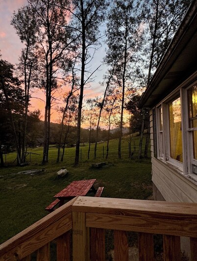 Charming 2-bedroom house in Tiona with sunset views and everything you need.