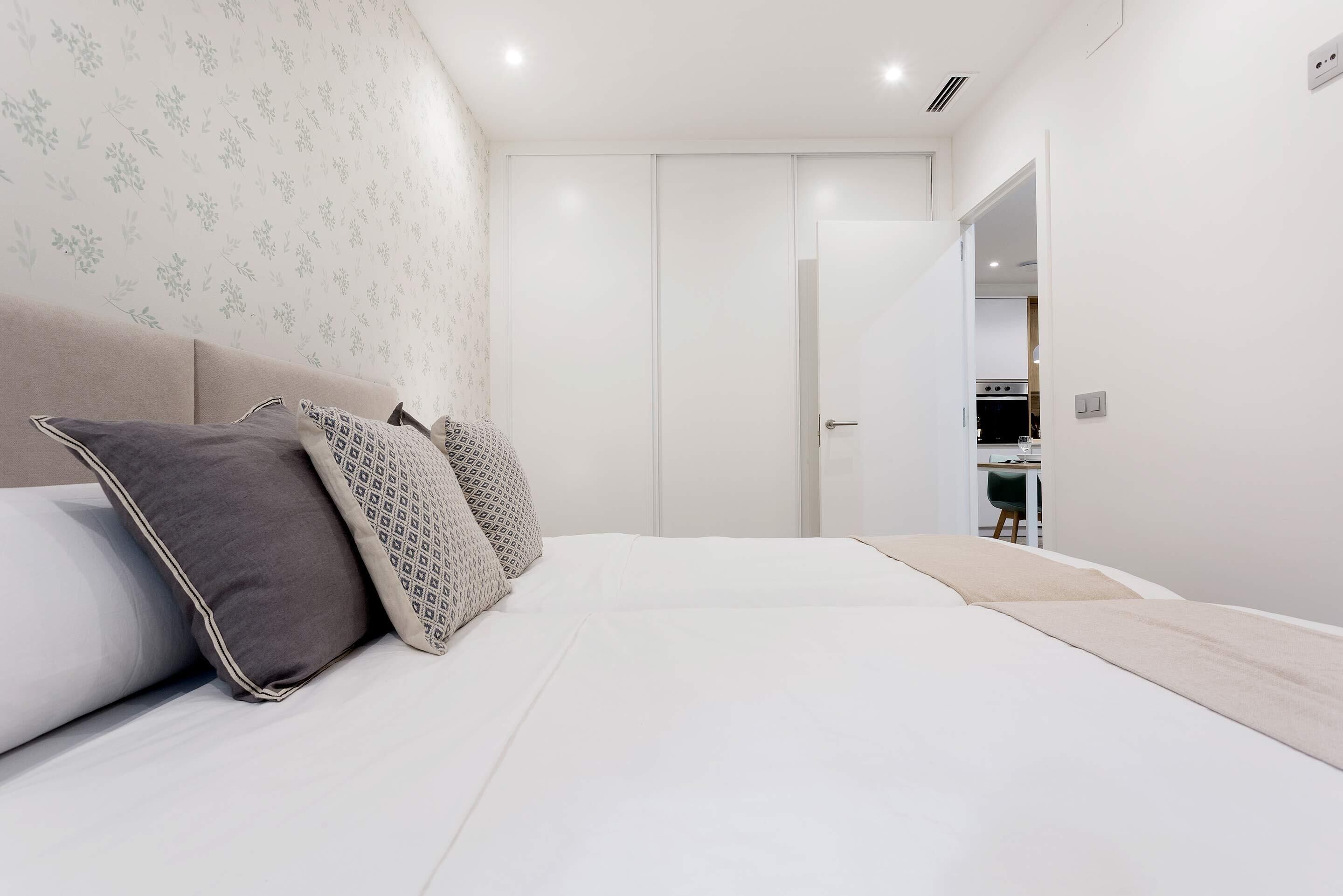 3 bedrooms, iron/ironing board, internet, bed sheets