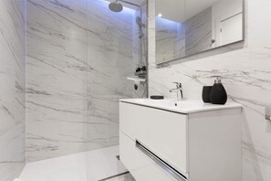 Dusch, hårtork och handdukar