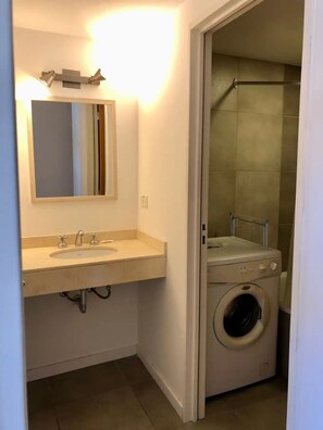 Serviettes fournies, savon, shampoing, papier toilette