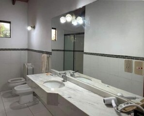 Toallas, jabón, papel de baño
