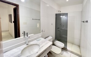 Bruser, hårtørrer, bidet, håndklæder