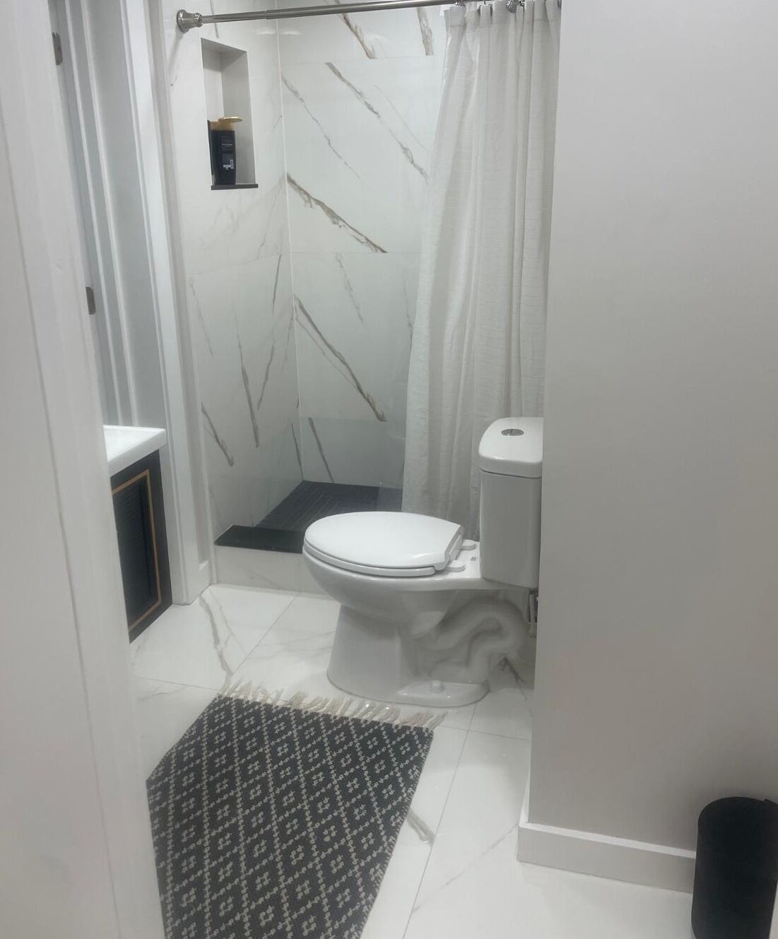 Haartrockner, Handtücher, Seife, Shampoo