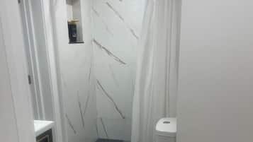 Haartrockner, Handtücher, Seife, Shampoo