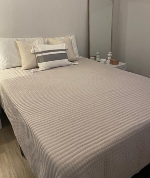 Tabla de planchar con plancha, wifi y ropa de cama 