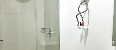 Dusch, hårtork, handdukar och tvål