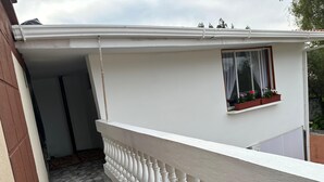 Un edificio blanco con un balcón que presenta balaustradas blancas.